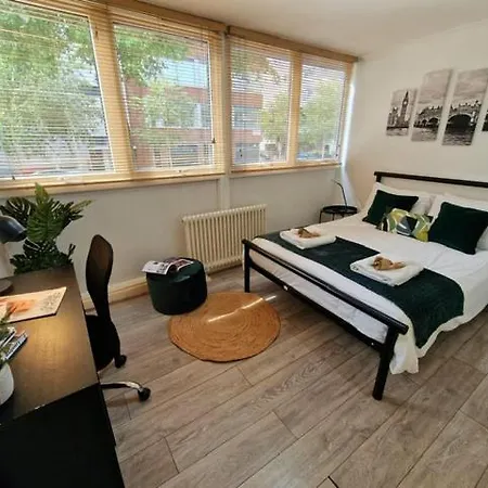 2 Bedrooms Flat In Great Location! Лондон Экстерьер фото