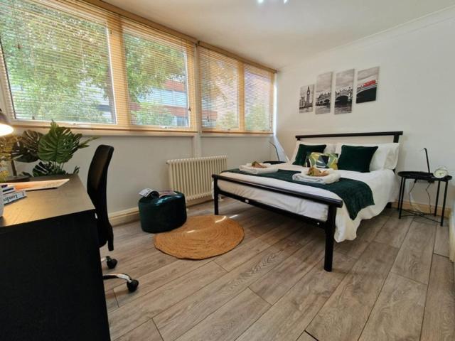 2 Bedrooms Flat In Great Location! Апартаменты Лондон